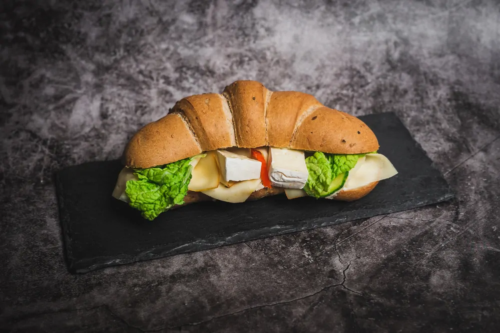 Croissant tmavý sýrový