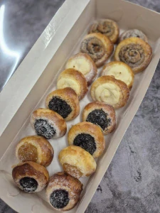 Balení mini svatebních koláčků