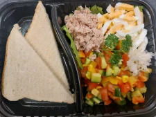 Salát mexico (200g)+ Tuňák, toust, vejce, (130g)