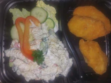 Kuřecí řízek (150g)+Těstovinový salát (250g)
