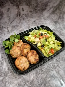 Frikadelky (5ks) (200g),polníček + (150g) Jarní salát (ledový salát, mozzarella, olivy, rajče