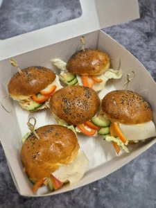 mini burgry z trhaným masem 150g