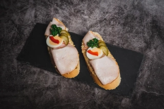 Chlebíček s debrecínkou speciál 100 g