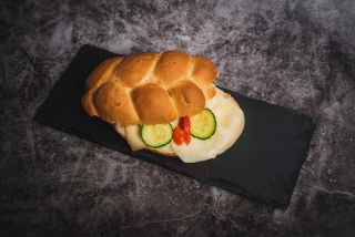 Obložená houska sýrová 130 g