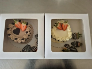 Mini dortík světlý srdíčko +4ks jahod