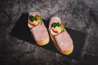 Chlebíček se šunkou na salátě 100g